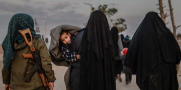 برېتانیا له سوریې د داعشیانو یوه ښځه او پنځه ماشومان خپلې خاورې ته وړي