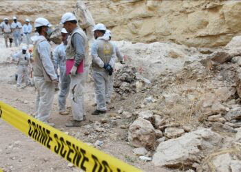 عراق کې خلک د داعشیانو په لاس د وژل شویو خپلوانو جسدونو پسې کندې لټوي