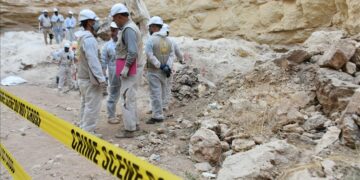 عراق کې خلک د داعشیانو په لاس د وژل شویو خپلوانو جسدونو پسې کندې لټوي